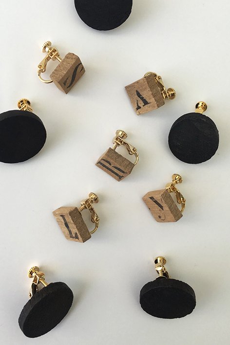 MERCERIE GRAIN D’AILE - BLACK ALPHABETS EARRINGS