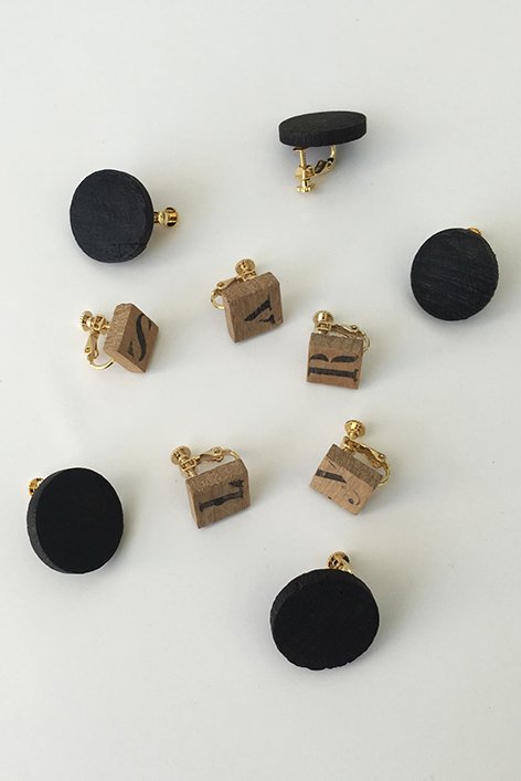 MERCERIE GRAIN D’AILE - BLACK ALPHABETS EARRINGS