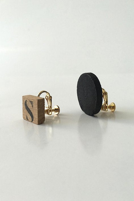 MERCERIE GRAIN D’AILE - BLACK ALPHABETS EARRINGS