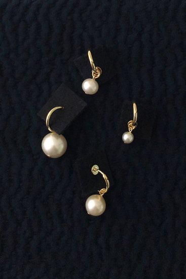 MERCERIE GRAIN D’AILE - ROUND GLASS PEARL EARRINGS