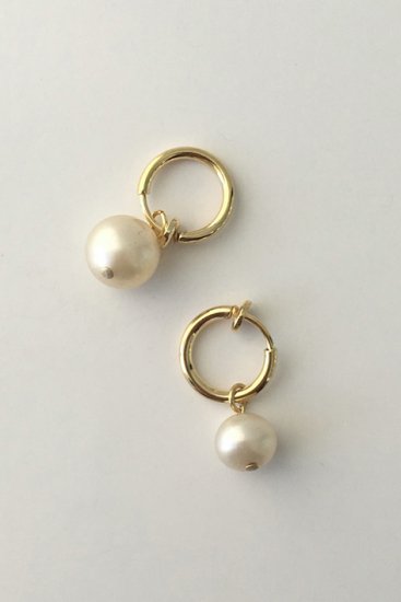 MERCERIE GRAIN D’AILE - ROUND GLASS PEARL EARRINGS