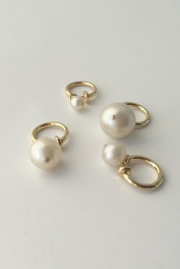 MERCERIE GRAIN D’AILE - ROUND GLASS PEARL EARRINGS