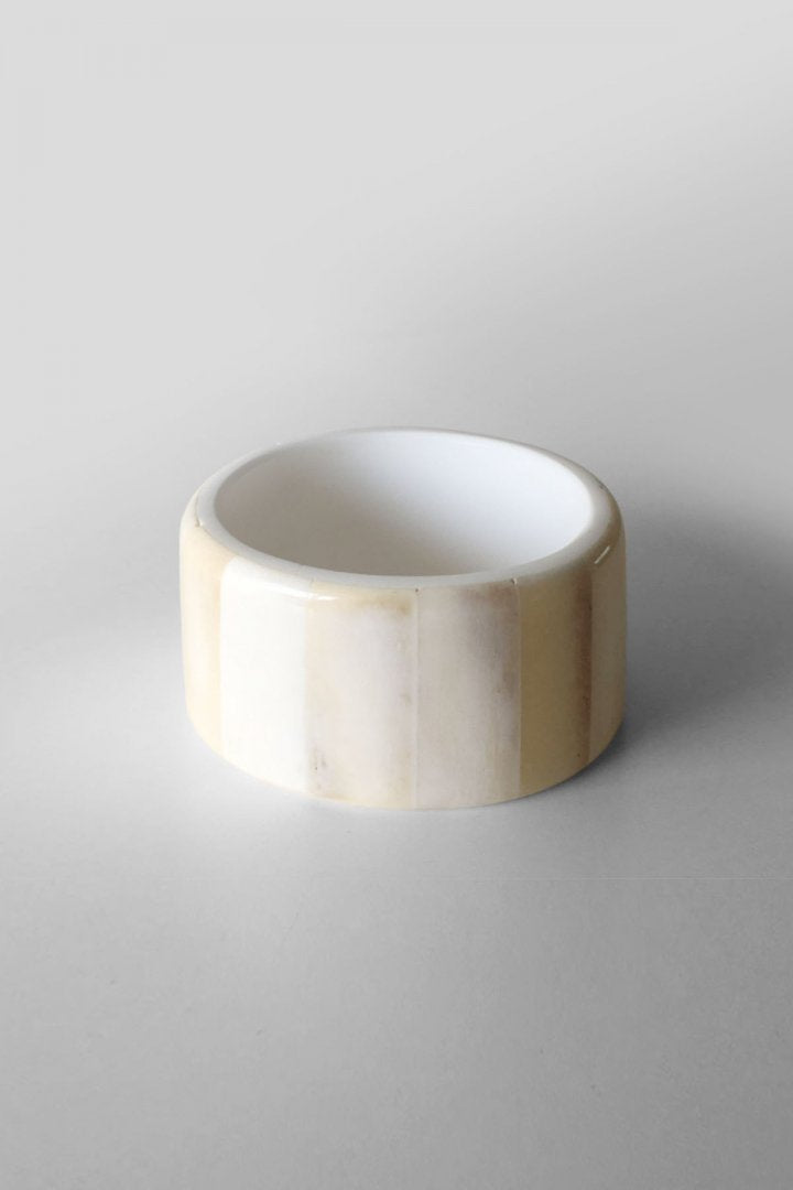 8UEDE - PATCH BONE CUFF / FLAT SHAPE - WHITE GROSS