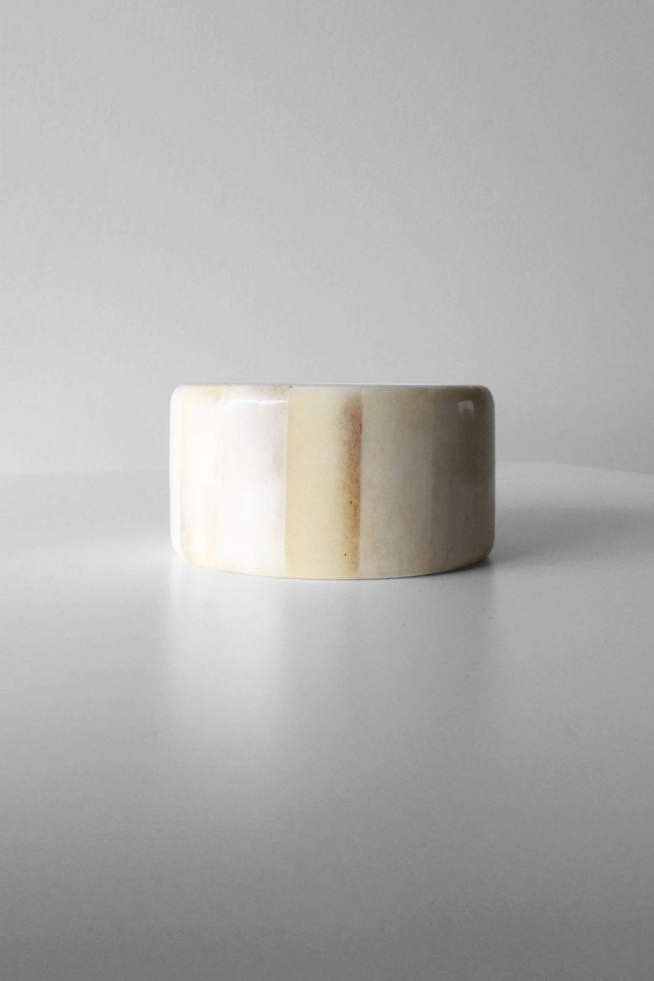 8UEDE - PATCH BONE CUFF / FLAT SHAPE - WHITE GROSS