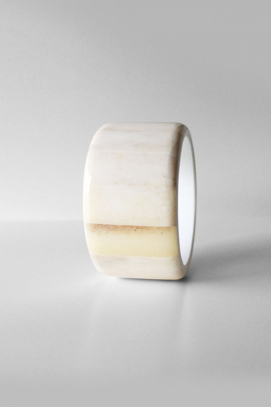 8UEDE - PATCH BONE CUFF / FLAT SHAPE - WHITE GROSS