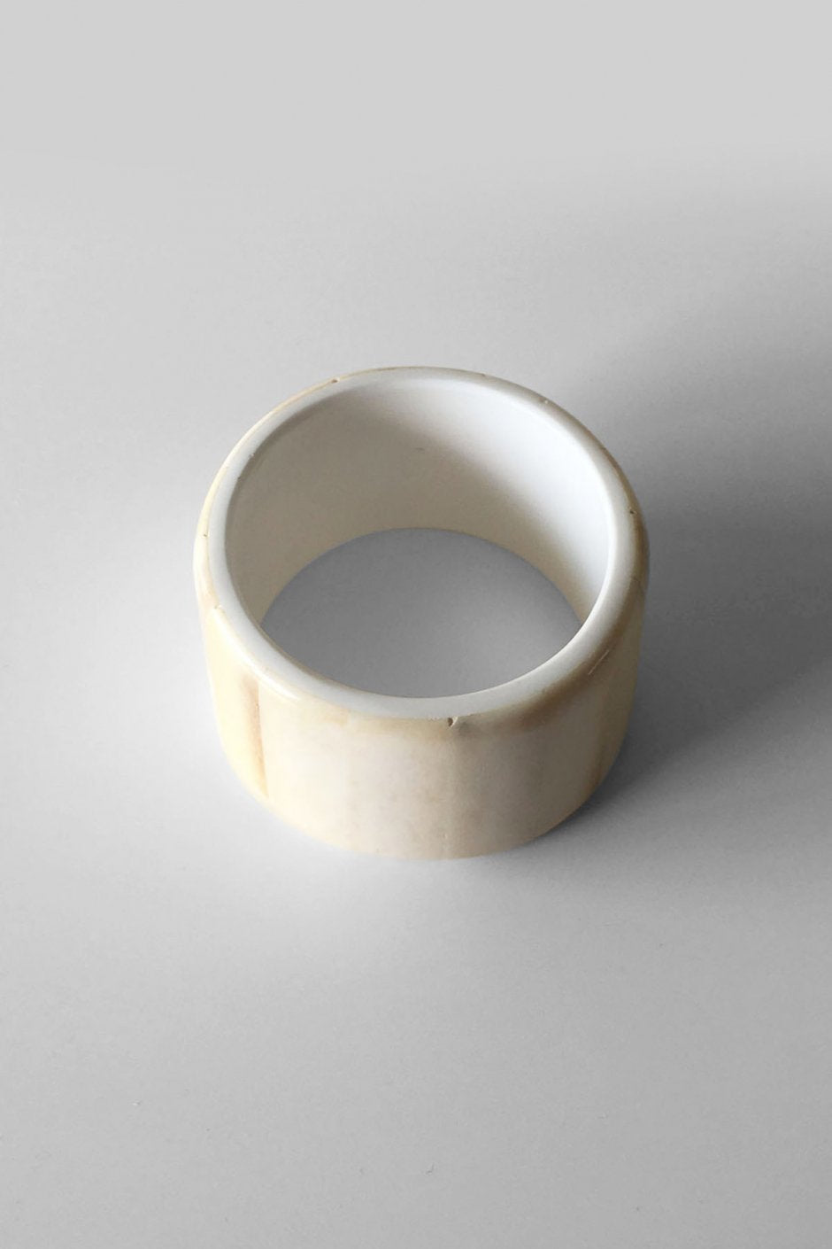 8UEDE - PATCH BONE CUFF / FLAT SHAPE - WHITE GROSS