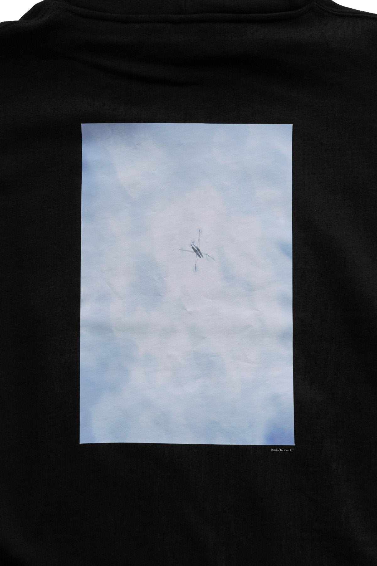 大勉強 DAIBENKYO  by PHAETON | Hooded Sweatshirt あめんぼ Photo Rinko Kawauchi - BLACK