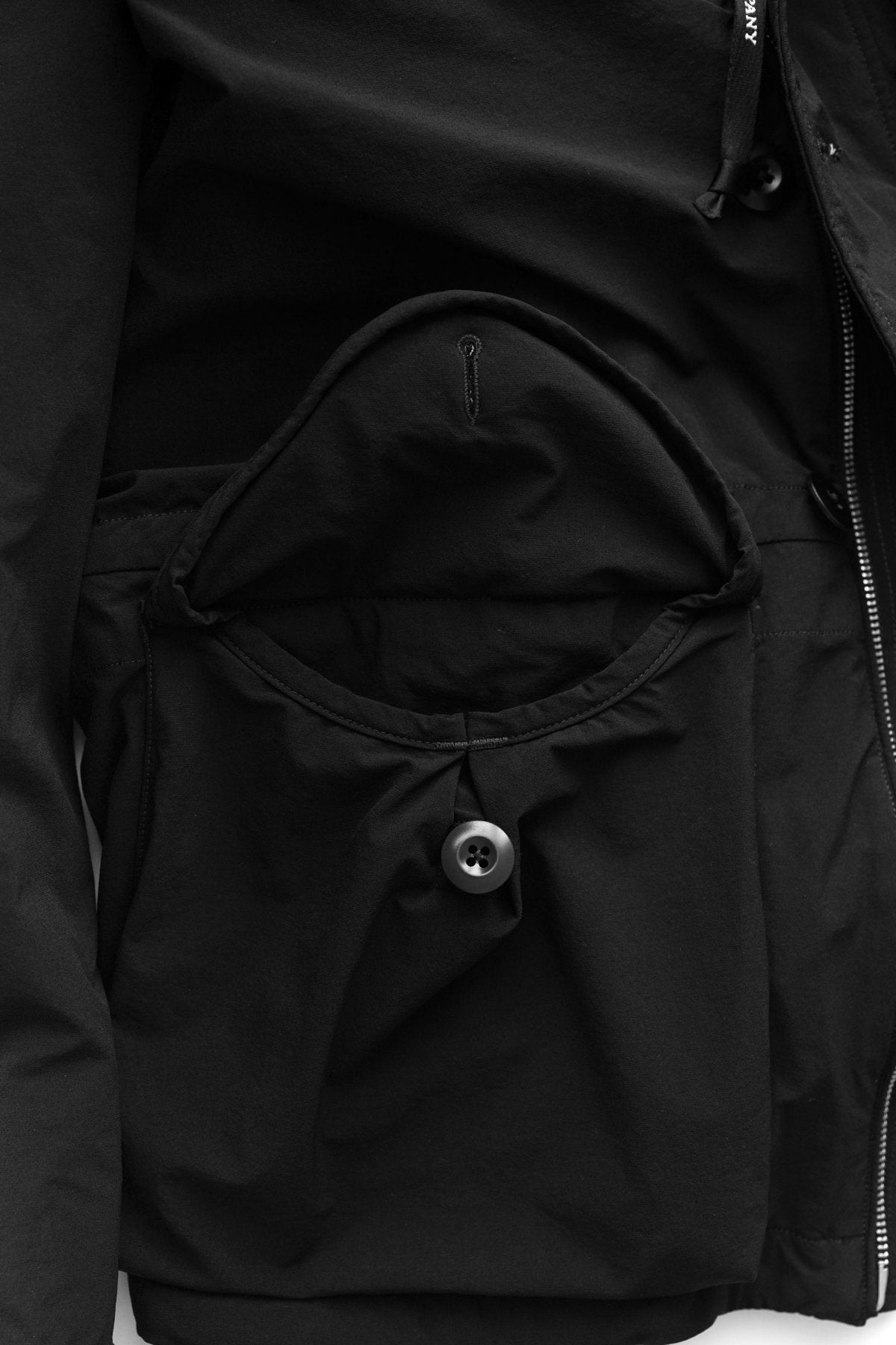 C.P. COMPANY - DYSHELL GOGGLE JACKET - BLACK