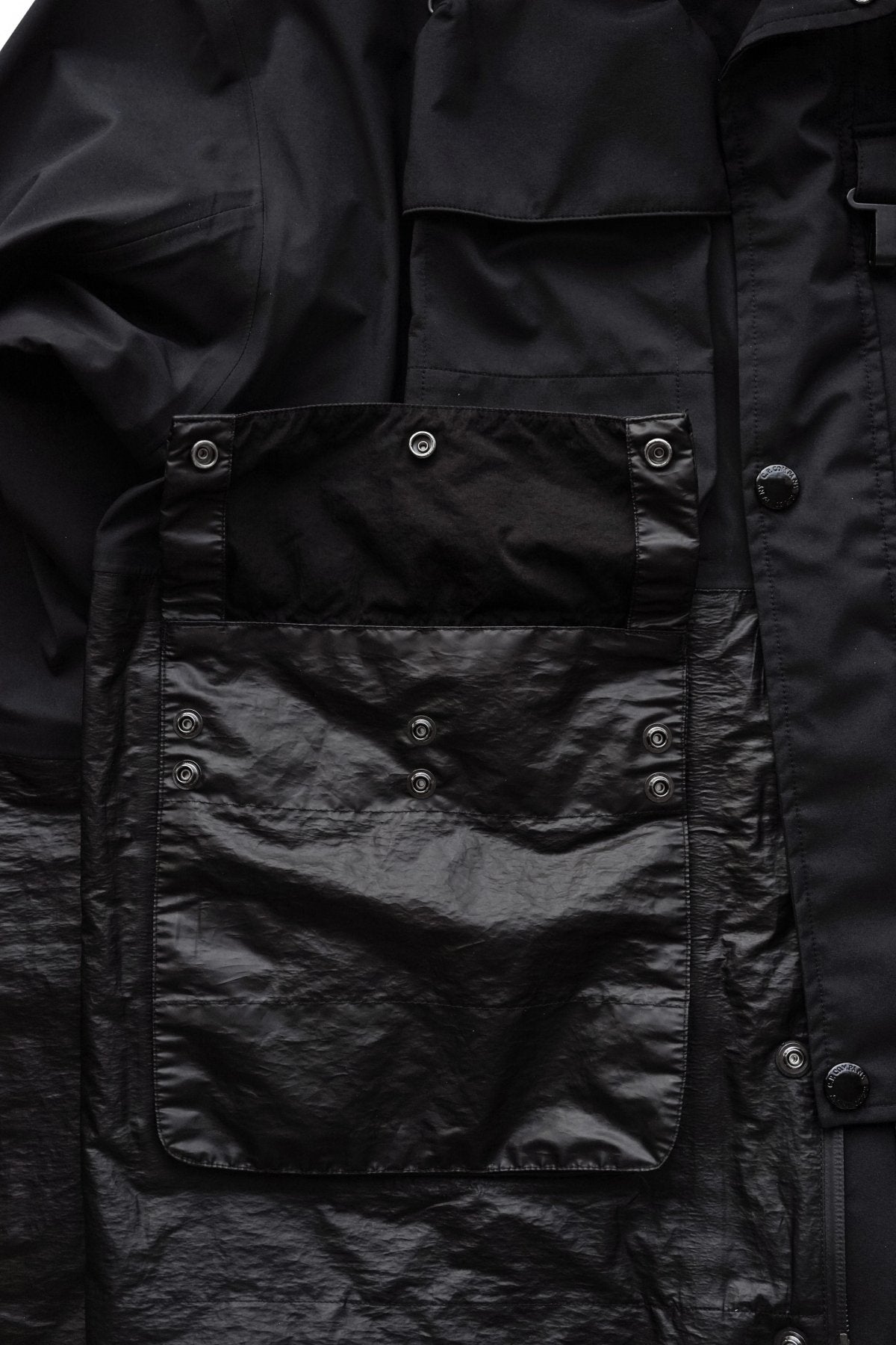 C.P. COMPANY - GORE-TEX 3L INFINIUM MIXED LA MILLE JACKET - BLACK