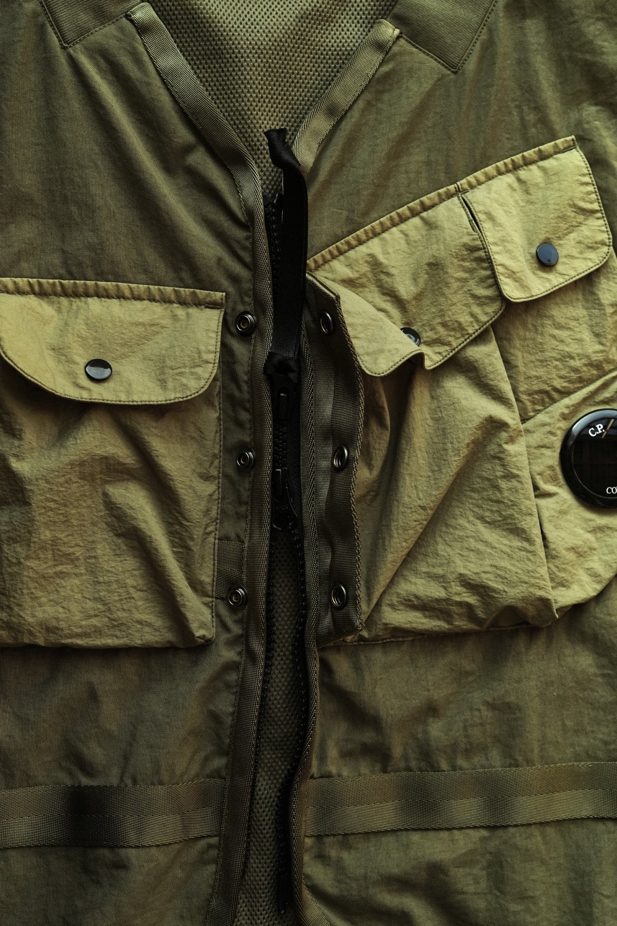 C.P. COMPANY - TAYLON P MIXED UTILITY VEST - BURNT OLIVE