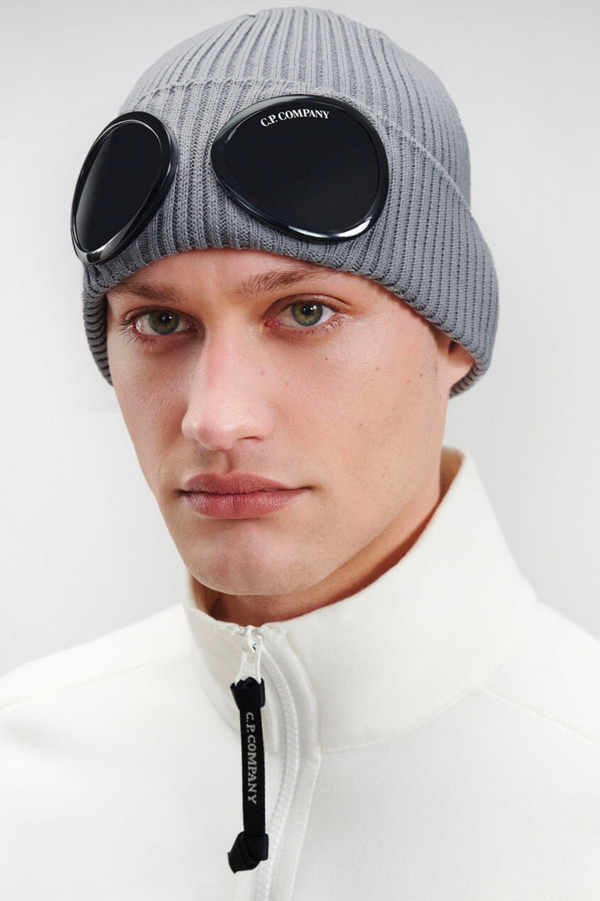 C.P. COMPANY - COTTON GOGGLE BEANIE - GAUZE WHITE