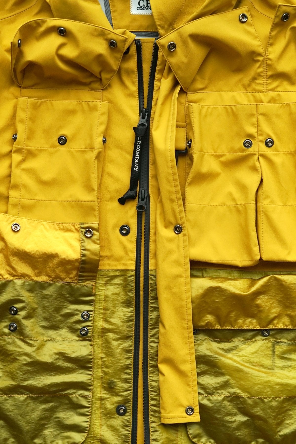 C.P. COMPANY - GORE-TEX 3L INFINIUM MIXED LA MILLE JACKET - NUGGET GOLD