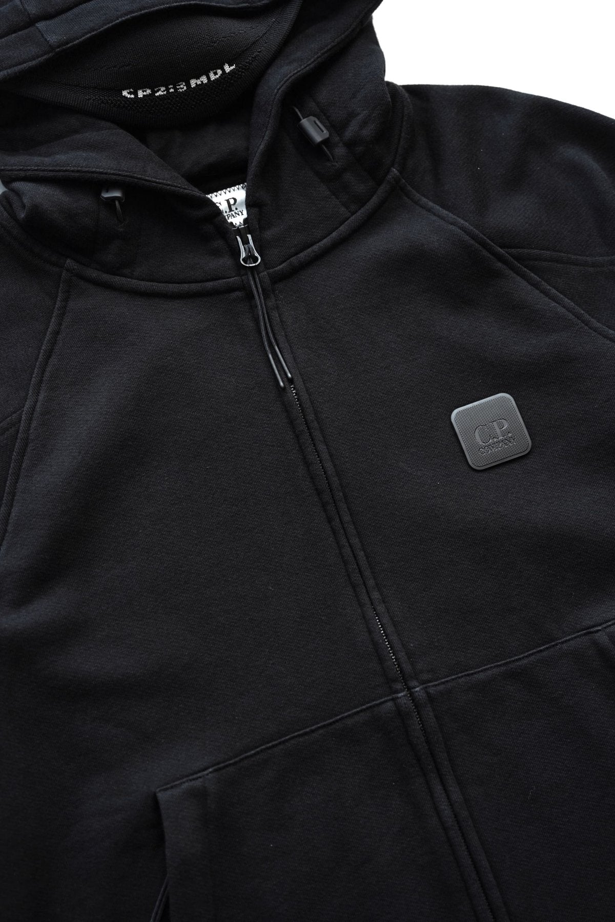 C.P. COMPANY - DIAGONAL RAISED FLEECE ZIPPED HOODIE - BLACK