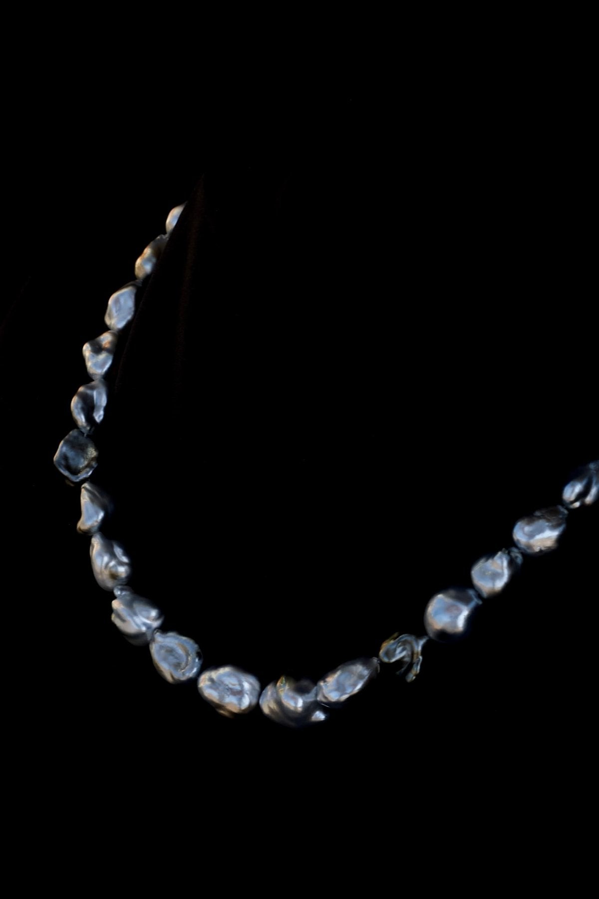 Mariko Tsuchiyama - Large Tahitian keshi pearl necklace  - Grey