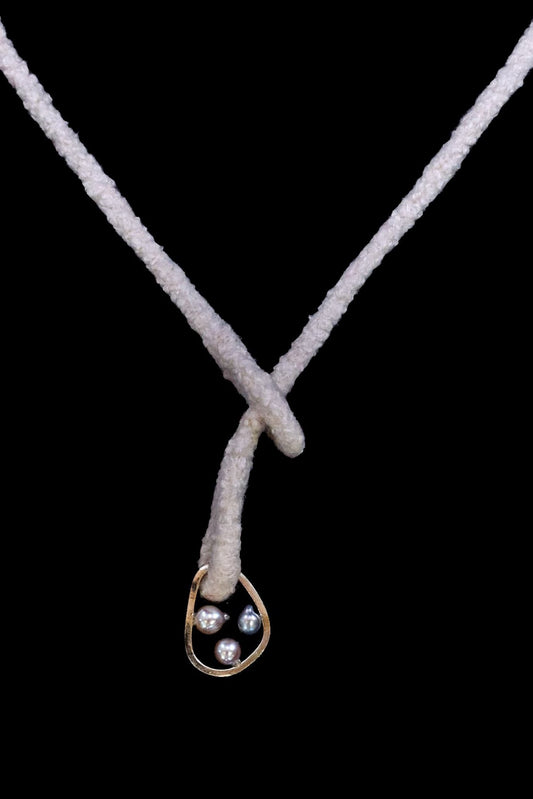 Mariko Tsuchiyama - Yarn necklace - Ivory